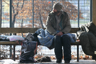 Megoldás -e a hajléktalanság kérdésére az életvitelszerű közterületi tartózkodás betiltása?