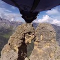 Wingsuit-tal egy két méteres hasadékon át! (Videó)