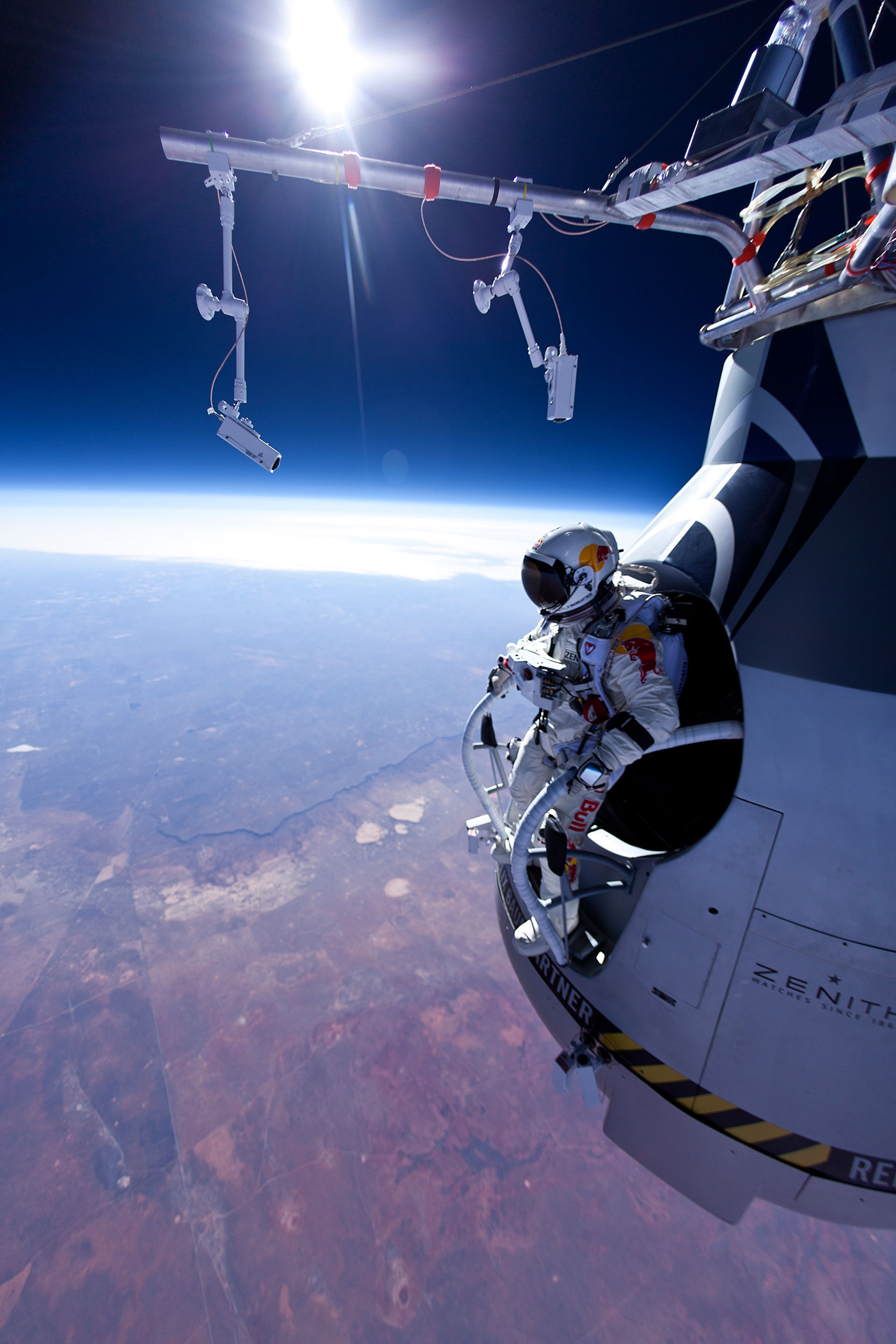 felix-baumgartner-red-bull-stratos-jump-01.jpg