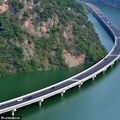 Kína első, folyó felett haladó autópályája