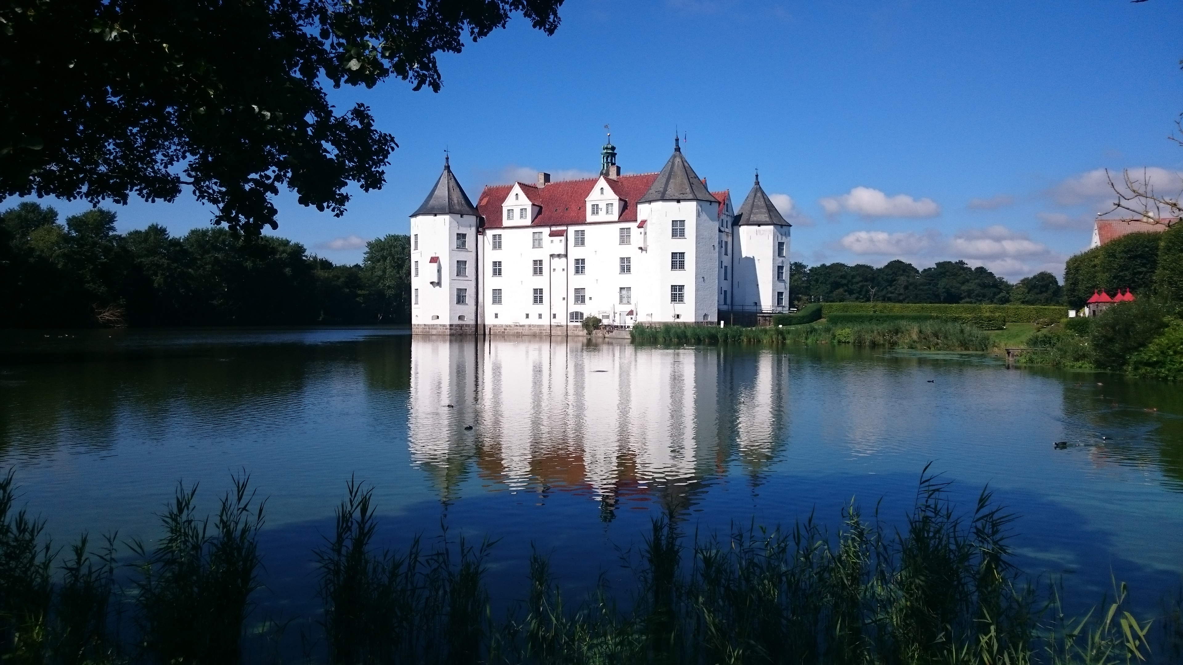 schloss_glucksburg_an_der_ostsee_2.jpg