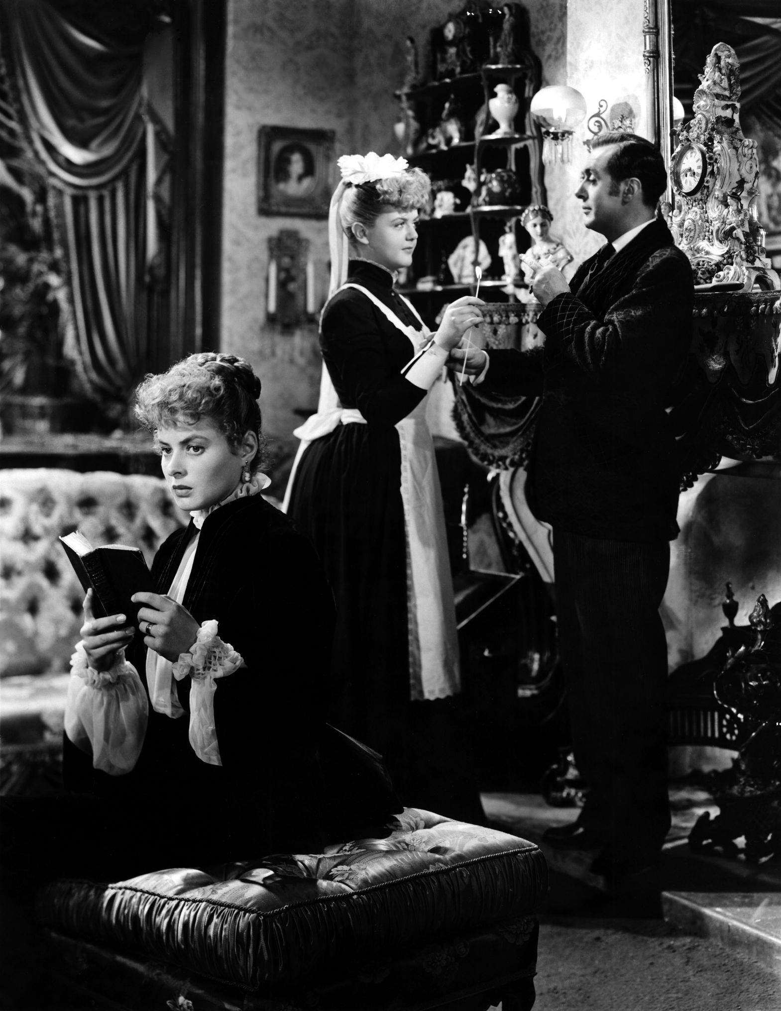 annex_lansbury_angela_gaslight_01.jpg