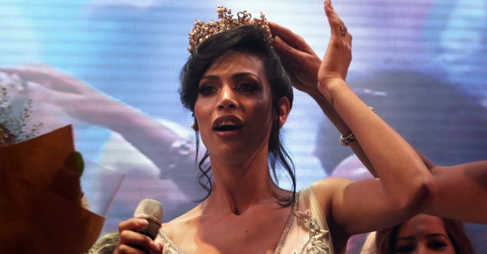 27mai2016---talleen-abu-hanna-recebe-a-coroa-de-miss-trans-israel-em-tel-aviv-1464450098903_956x500.jpg