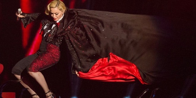 madonna-caduta-brit-awards-2015.jpg