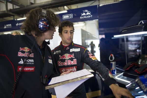 CHN_Ricciardo_Enginer_600.jpg