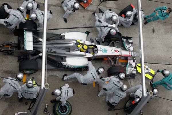 Mercedes pitstop MAL12_r600.jpg