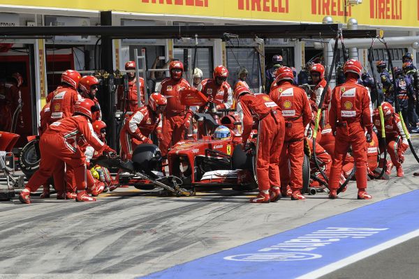 FERRARI ALONSO pitstop HUN13_600.jpg