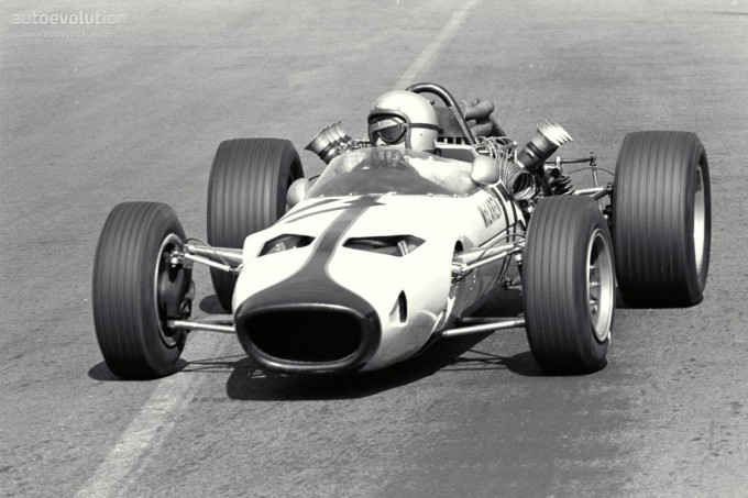 Bruce-McLaren-during-the-1966-Mexican-Grand-Prix.jpg