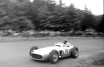 Juan_Manuel_Fangio,_Mercedes_(3)x_1.JPG