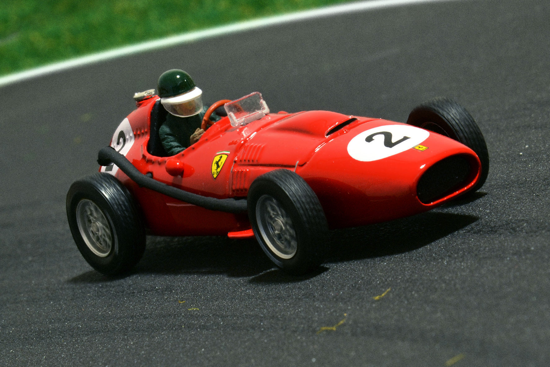 Év:1958<br />Modell: 246 F1 <br />Pilóta: Mike Hawthorn<br />Gyártó: Brumm