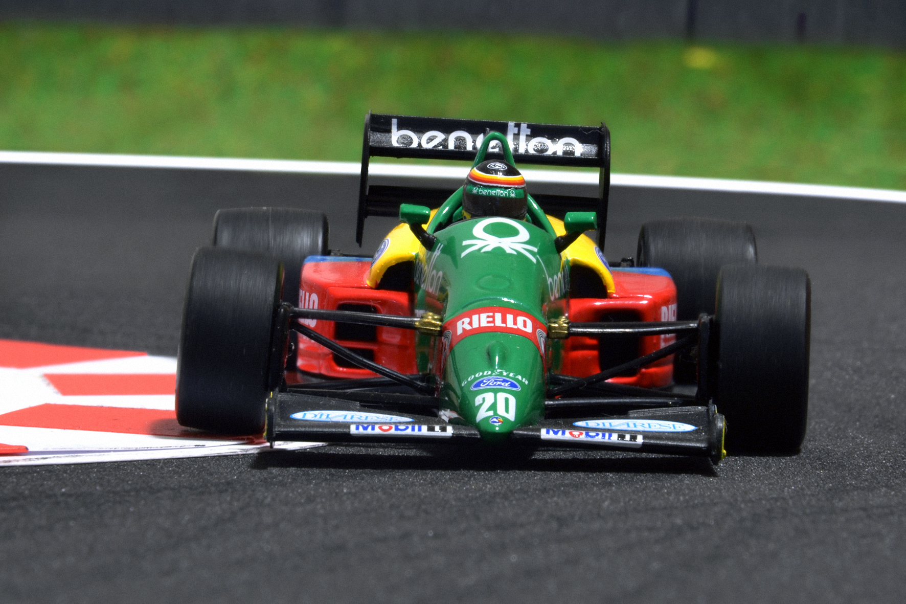 Benetton B188 Thierry Boutsen 1988 - Minichamps 1:43
