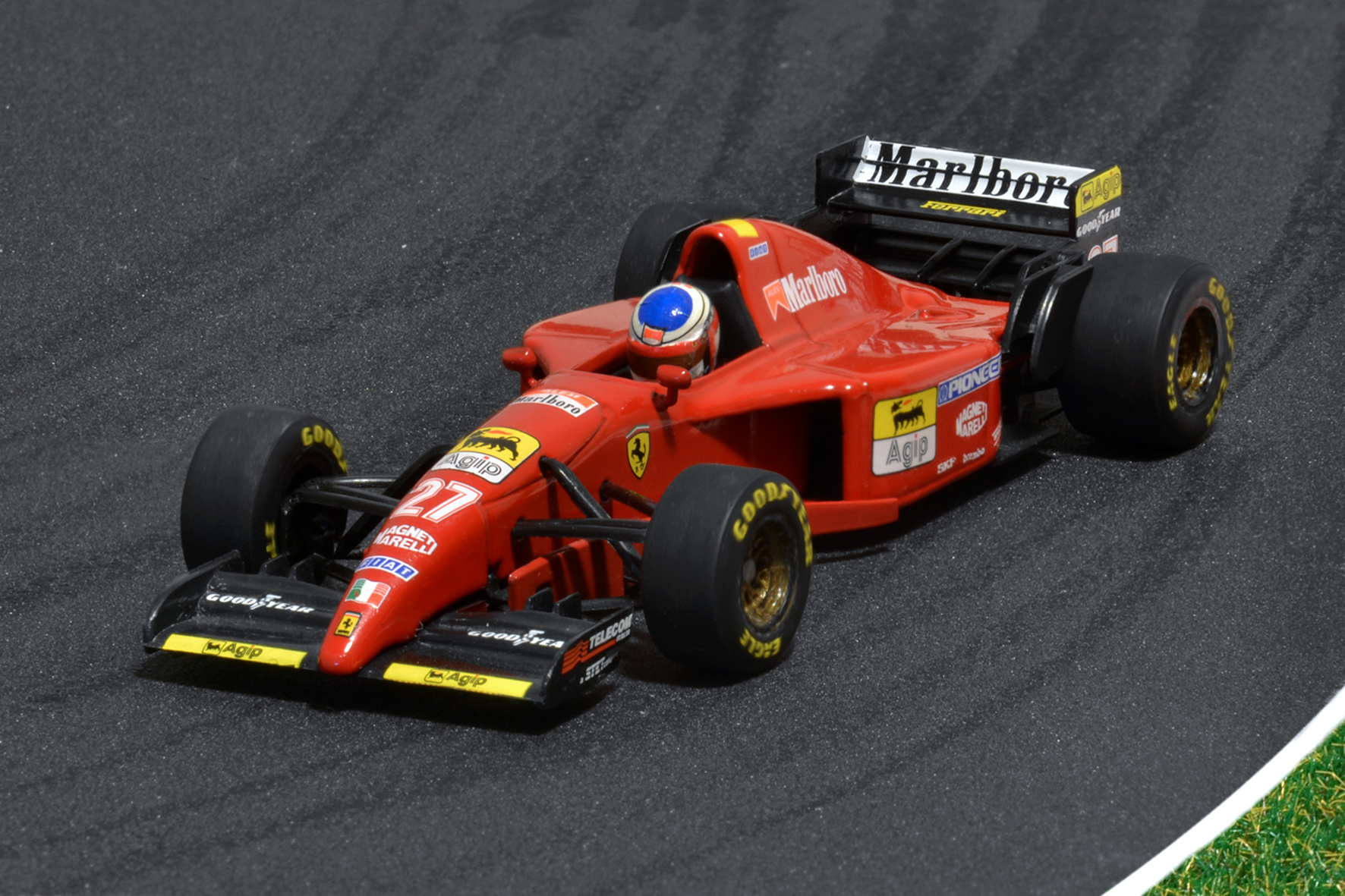 Év:1995<br />Modell: 412 T2<br />Pilóta: Jean Alesi<br />Gyártó: Minichamps