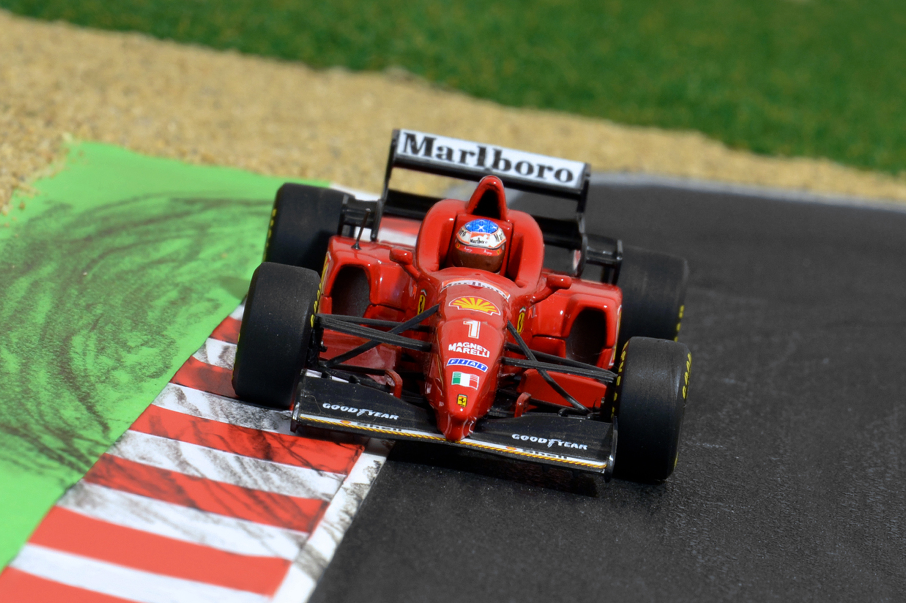 Év:1996<br />Modell: F310<br />Pilóta: Michael Schumacher<br />Gyártó: Minichamps