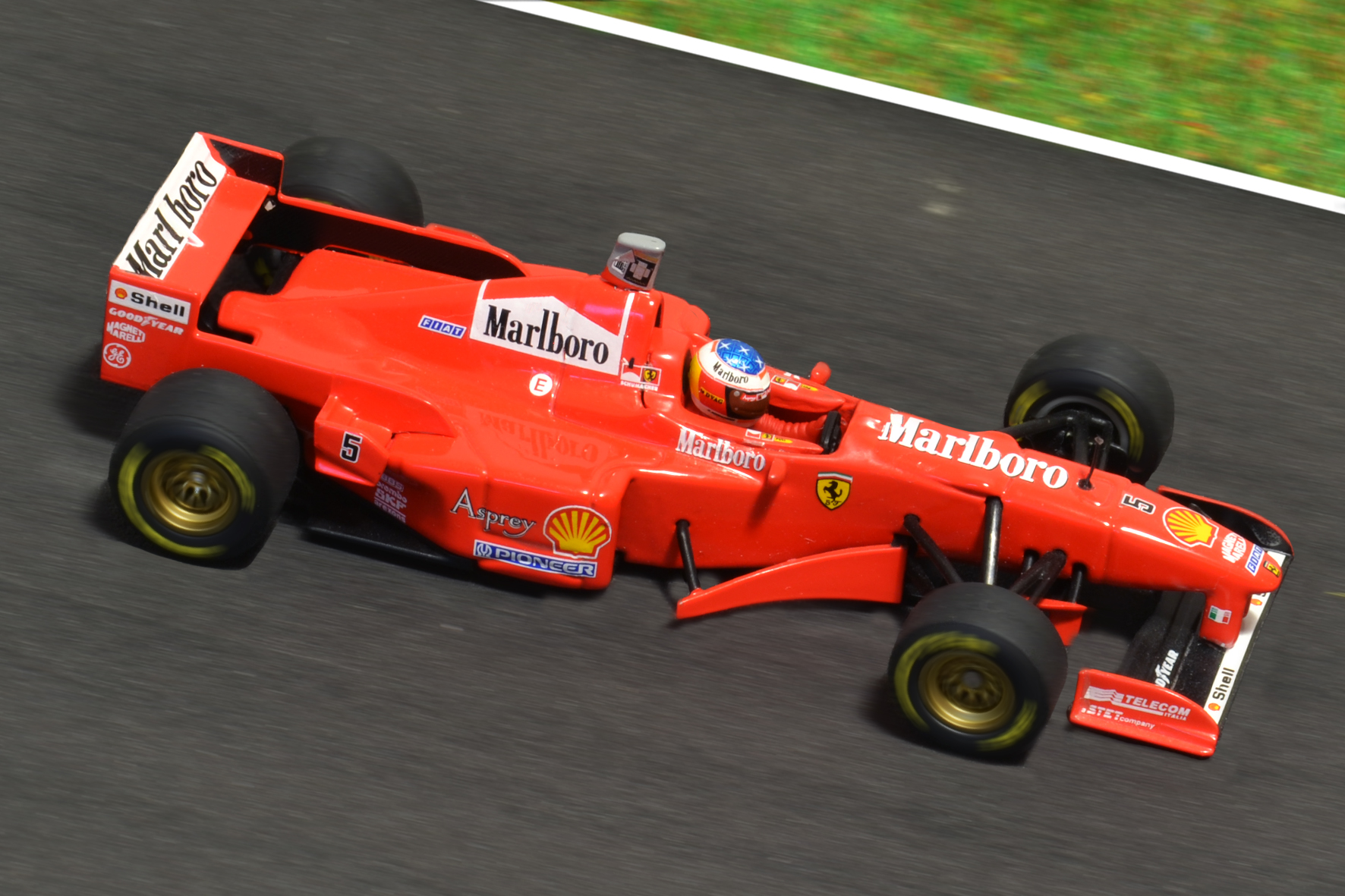 Év:1997<br />Modell: F310B<br />Pilóta: Michael Schumacher<br />Gyártó: Minichamps