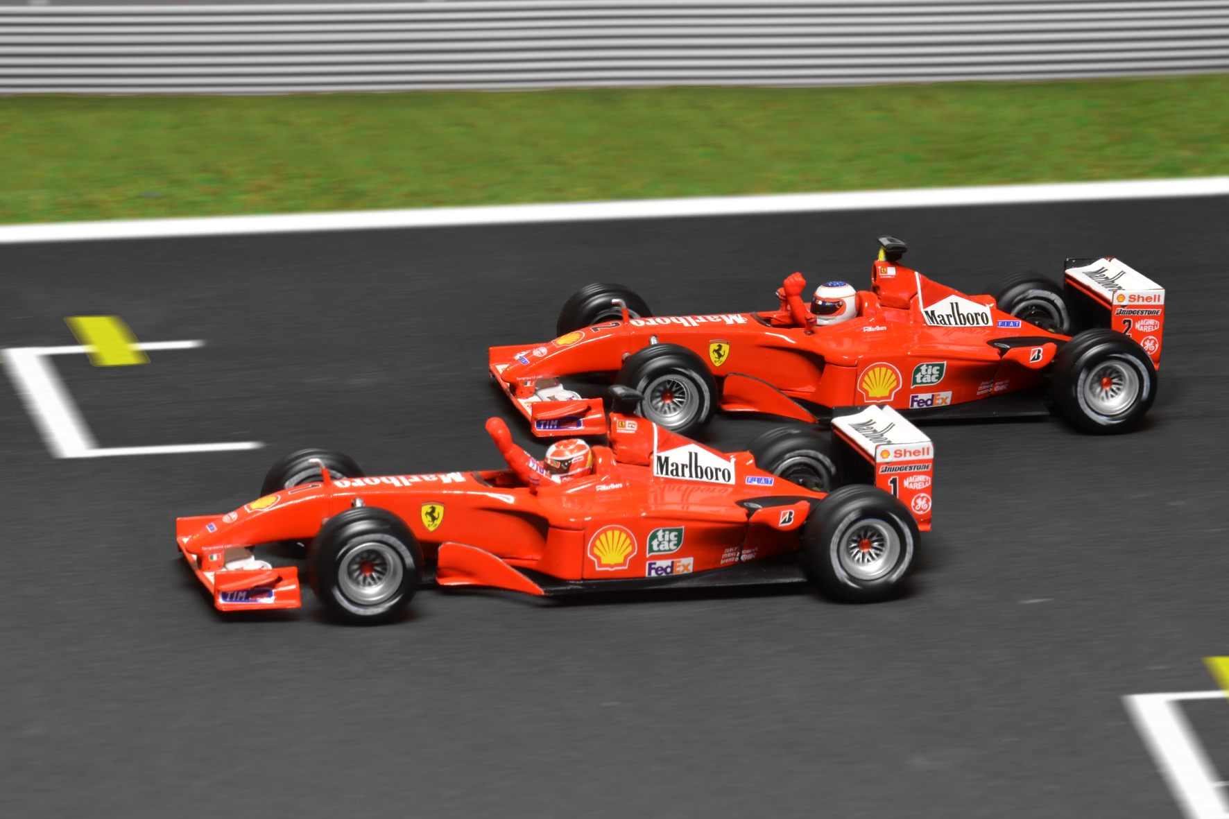 Ferrari F2001 Michael Schumacher & Rubens Barrichello 2001 - Hot Wheels Constructors Champion edition 1:43