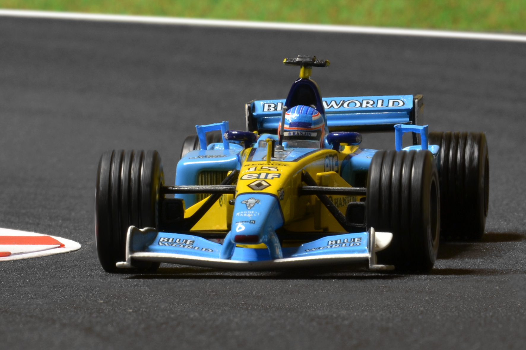 Renault R202 Jenson Button 2002 - Universal Hobbies 1:43