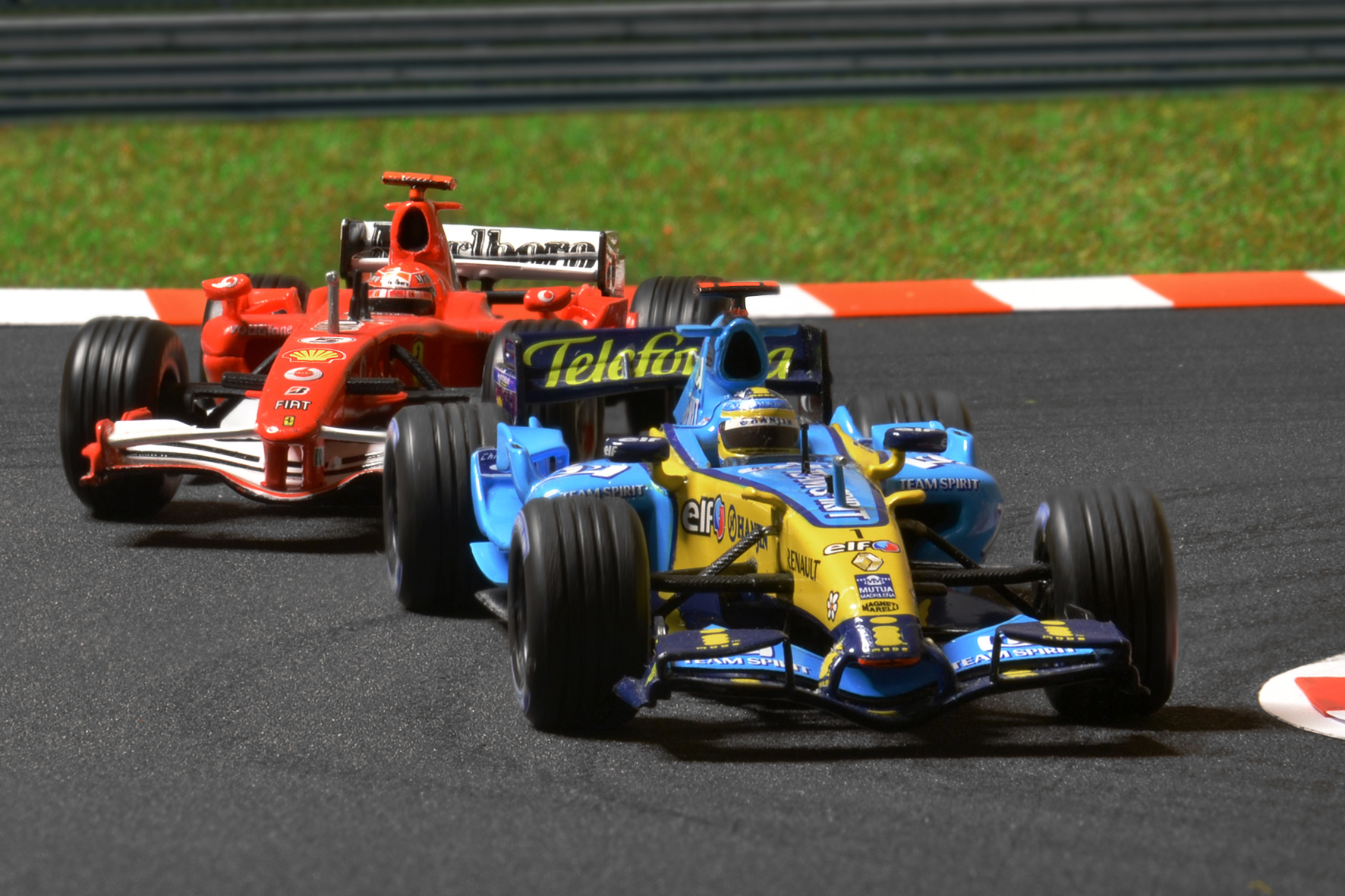 Renault R26 Fernando Alonso vs Ferrari 248F1 Michael Schumacher 2006 - Minichamps & Hot Wheels 1:43
