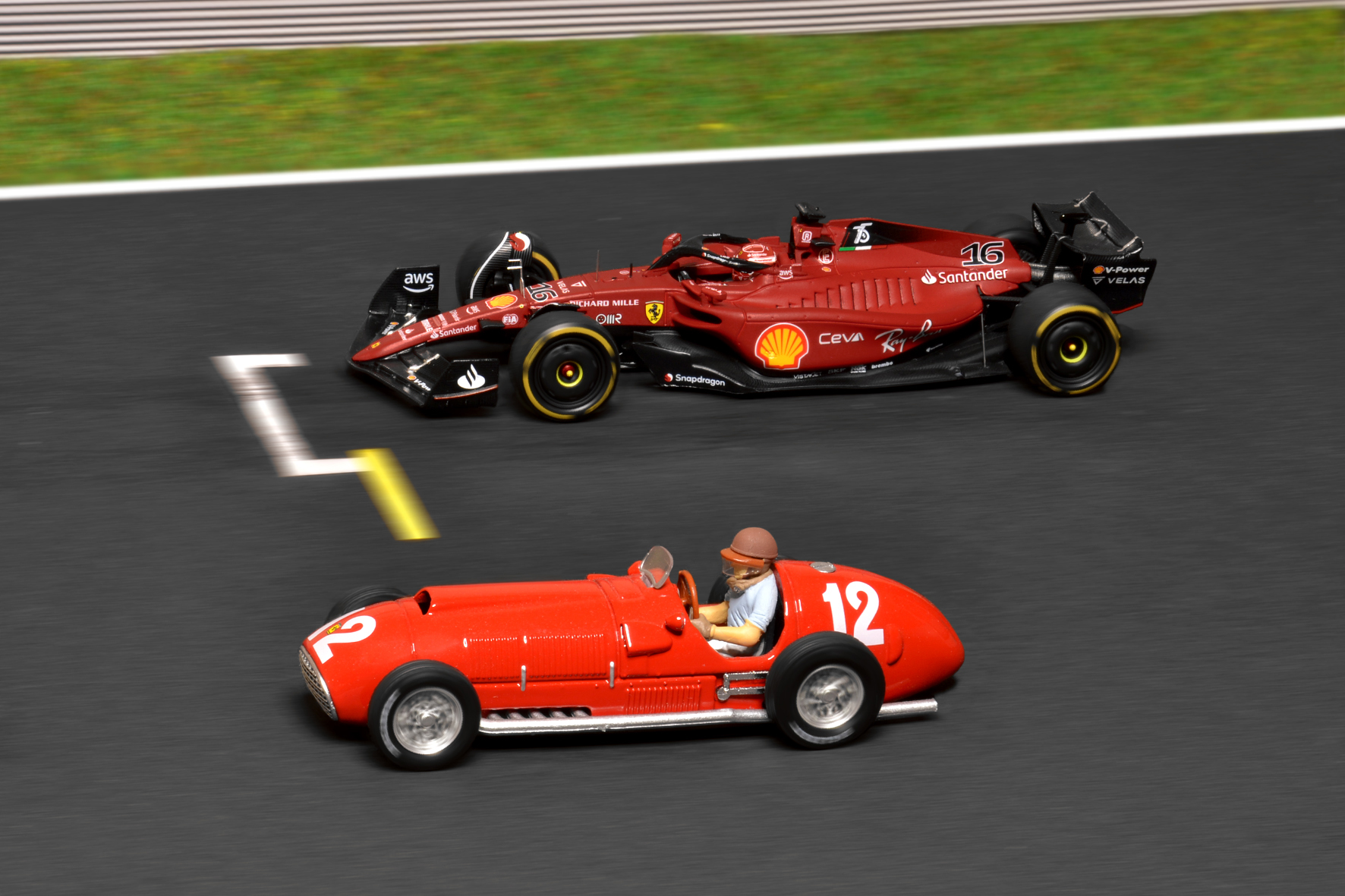 Ferrari F1-75 Charles Leclerc 2022 & Ferrari 375 Froilan Gonzalez 1951 - Looksmart & Brumm 1:43