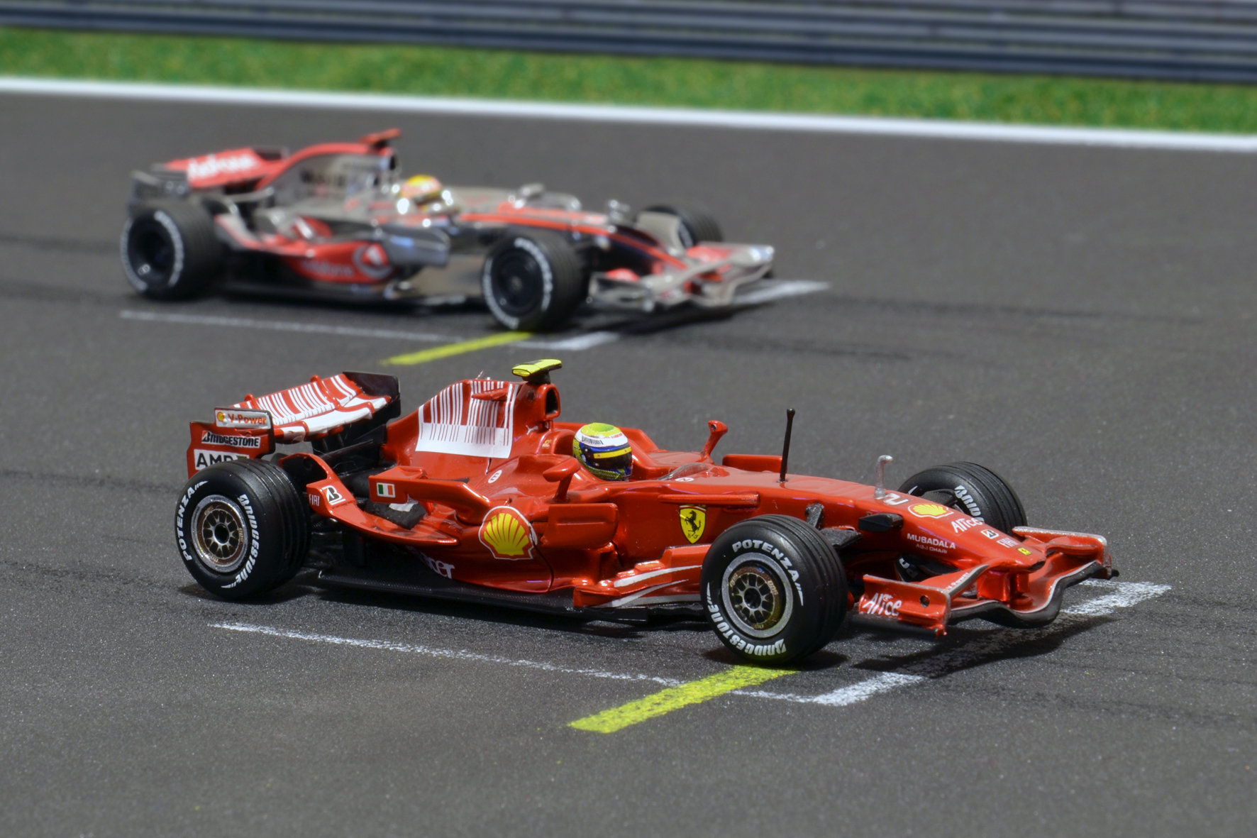 Ferrari F2008 Felipe Massa & McLaren MP4-23 Lewis Hamilton 2008 - Hot Wheels & Minichamps 1:43