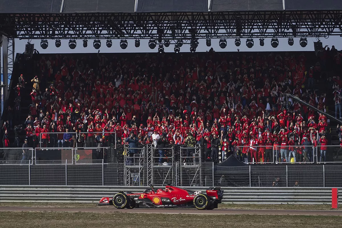 A Ferrari szerény bemutatót tervez rendezni, ugyanakkor autóját versenypályán is tesztelni fogja.