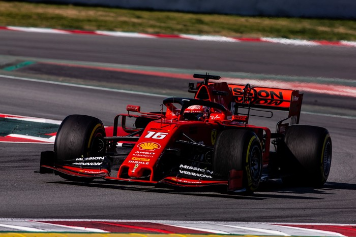 ferrari_fioranoban_hamilton_utan_most_leclerc_lep_palyara.png