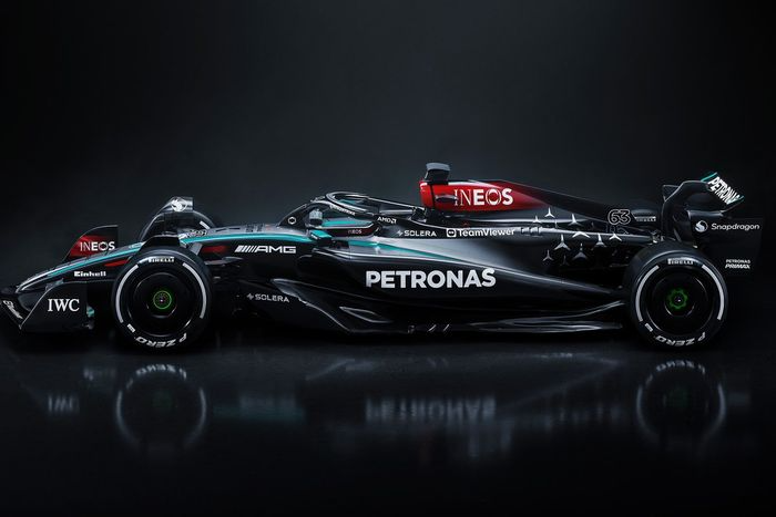 Lewis Hamilton bevezette az utolsó Formula 1-es Mercedes autóját, a W15-öst!