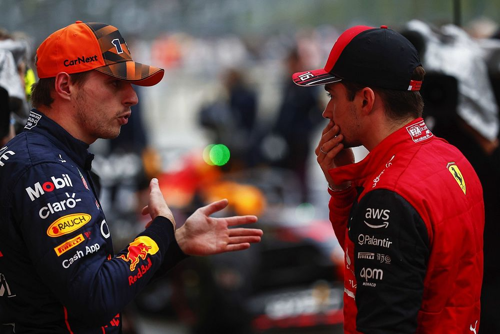 Verstappen és Leclerc az első sorban.