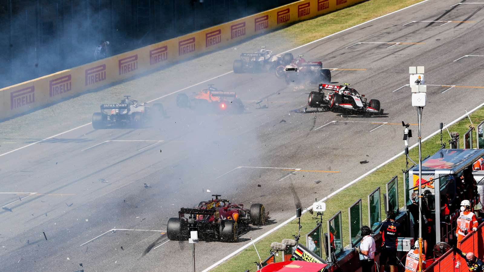 f1-2020-tuscan-gp-mugello-crash-steven-tee-mi-goodwood-14092020.jpg