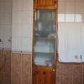 Fürdőszoba szekrény borovi fenyőből lakkozva
