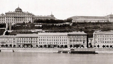 A Duna éke és a kommunisták vétke volt a budai palotasor elpusztítása