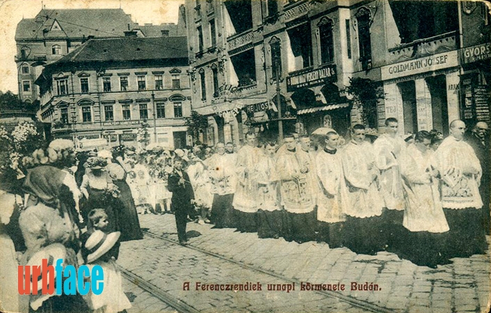 Úrnapi ferences körmenet az irgalmasok bérháza előtt. (Fotó: Urbface.com)