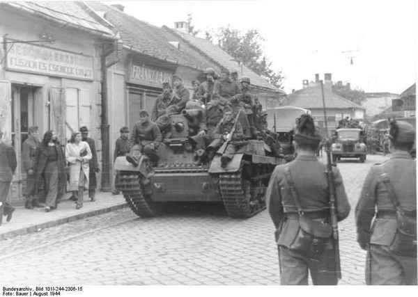 Visszavonuló magyar csapatok Turán II tankkal a keleti fronton Bundesarchiv.jpg