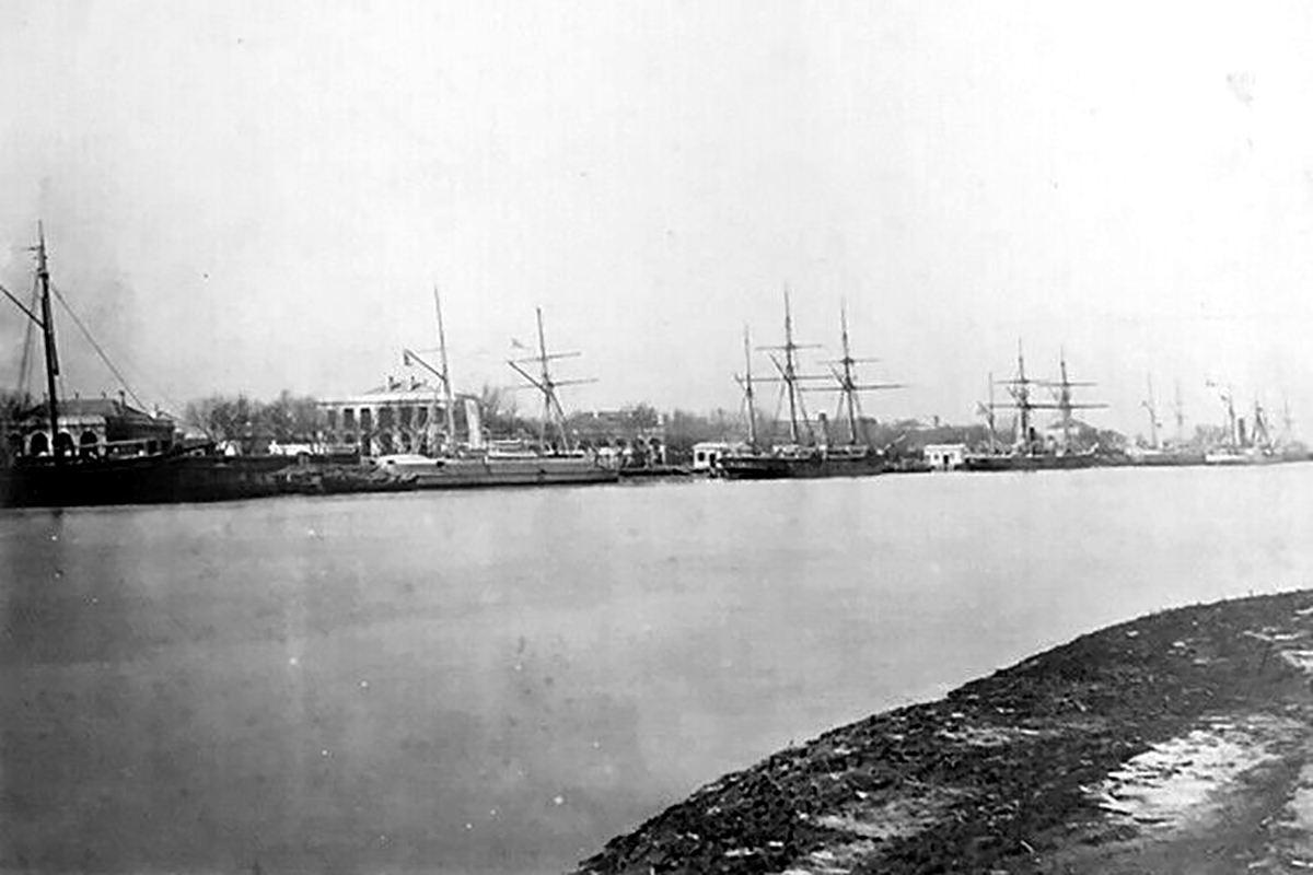 Még rendezetlen a táj 1901-ben. A hajók mögött csak ekkoriban vágnak bele az Osztrák-rakpart építésébe. (Tulajdonos: Falanszter.blog.hu) 
