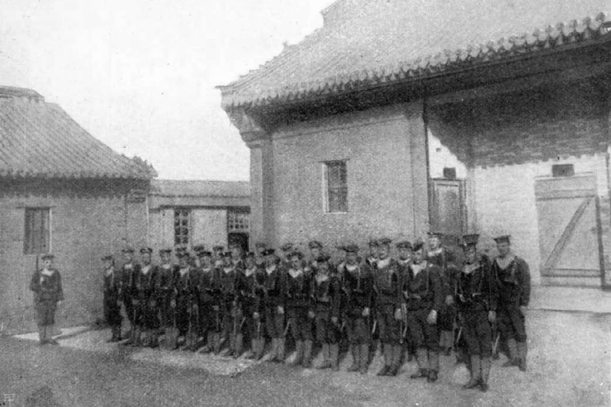 Osztrák-magyar tengerészgyalogosok a monarchia tiencsini gyarmatán az ideiglenes kaszárnyájuk előtt. (Fotó: Vasárnapi Újság)