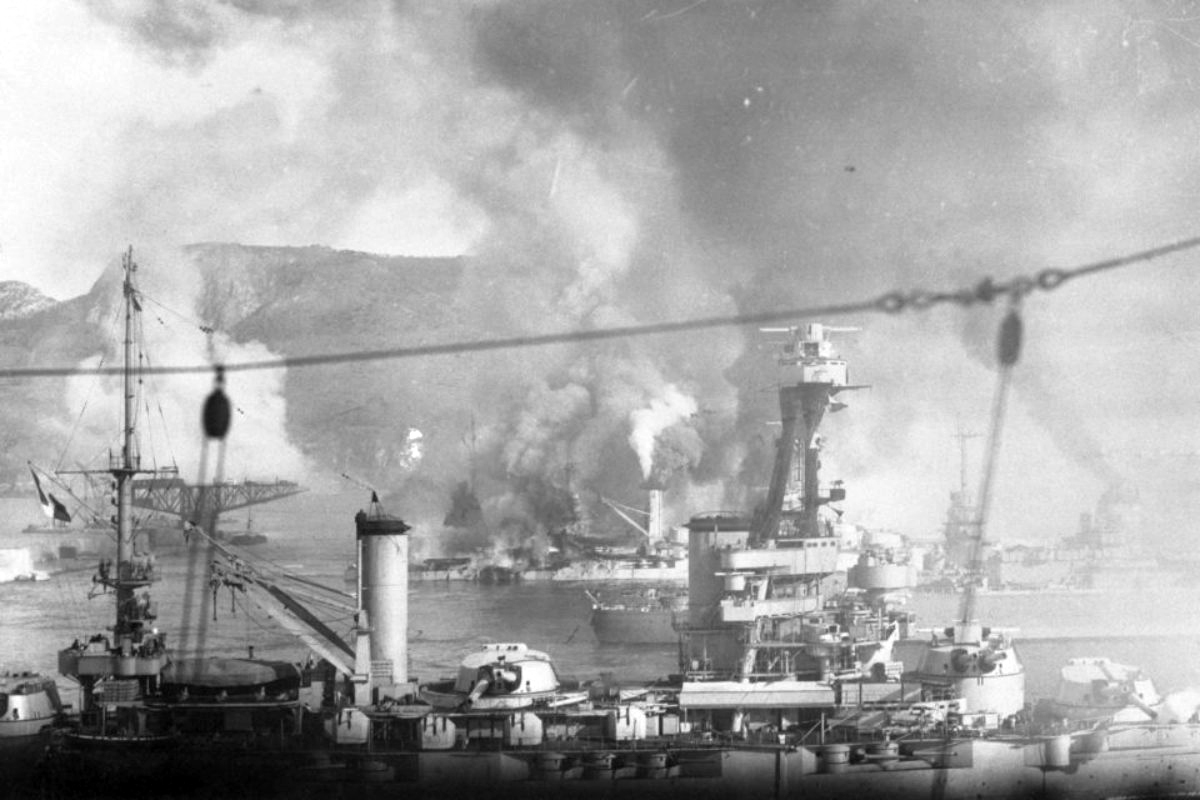 Az angol flotta megsemmisíti szövetségese, Franciaország hadihajóit (Fotó: Wikipedia.fr.)