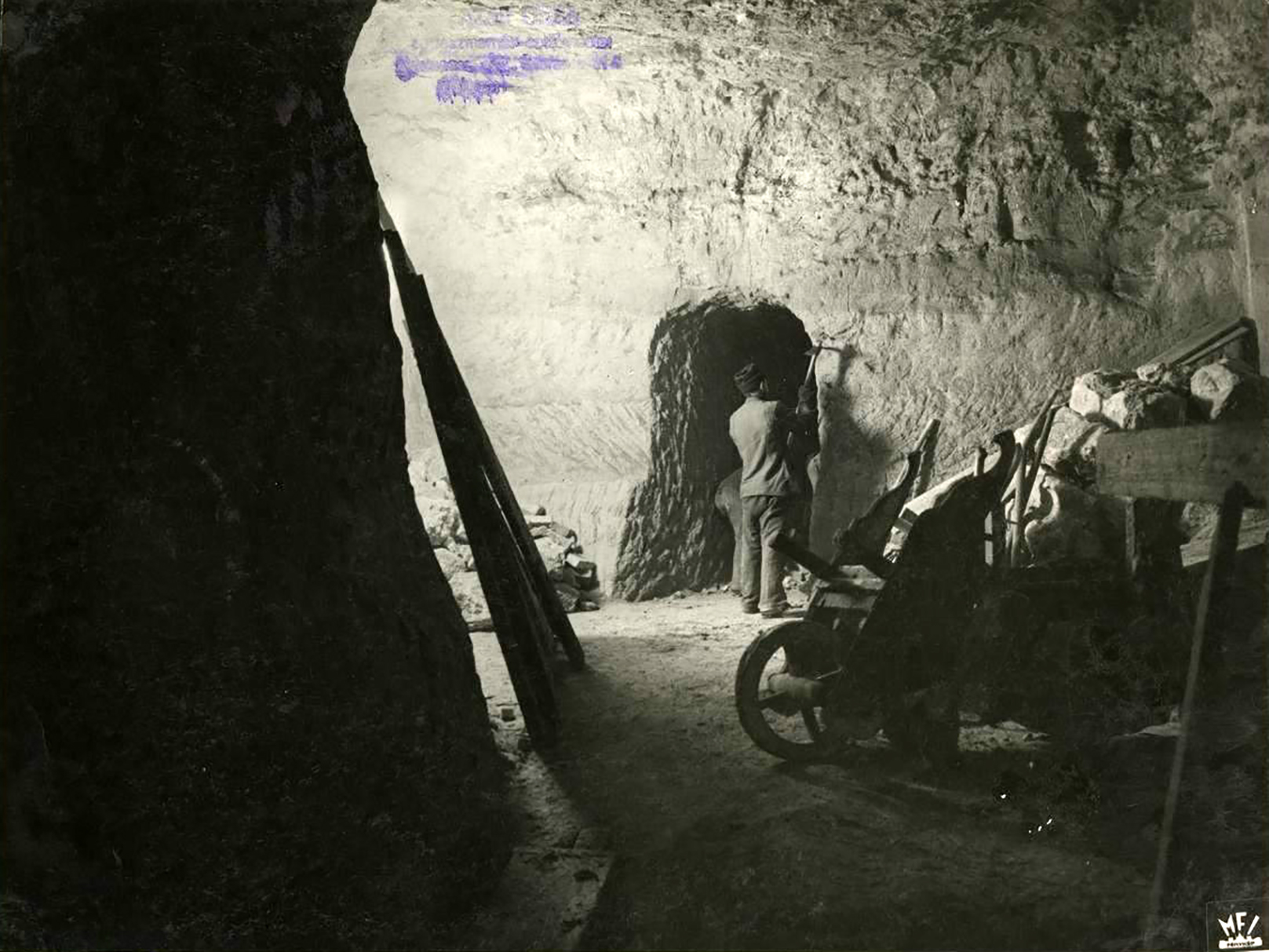 A budai Várnegyed alatti barlangrendszer északi és nyugati részének átépítése óvóhellyé, bombabiztos bunkerré. (Fotó: Magyar Filmiroda) 