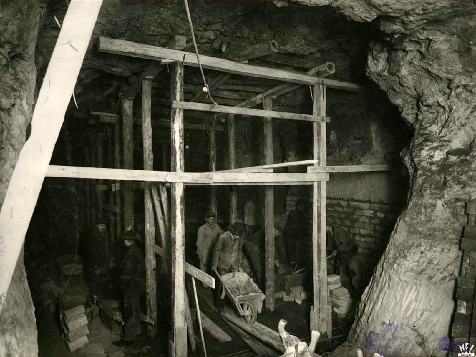 A budai Várnegyed alatti barlangrendszer északi és nyugati részének átépítése óvóhellyé, bombabiztos bunkerré. (Fotó: Magyar Filmiroda) 