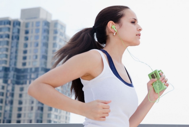 rbk-life-hacks-running-with-headphones-xln.jpg