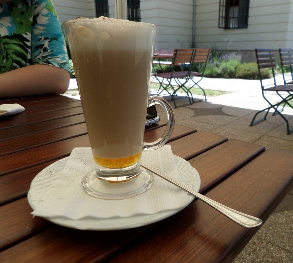 Latte Mandolino (rövid kávé, Amaretto Disaronno, tejszín, habosított tej)
