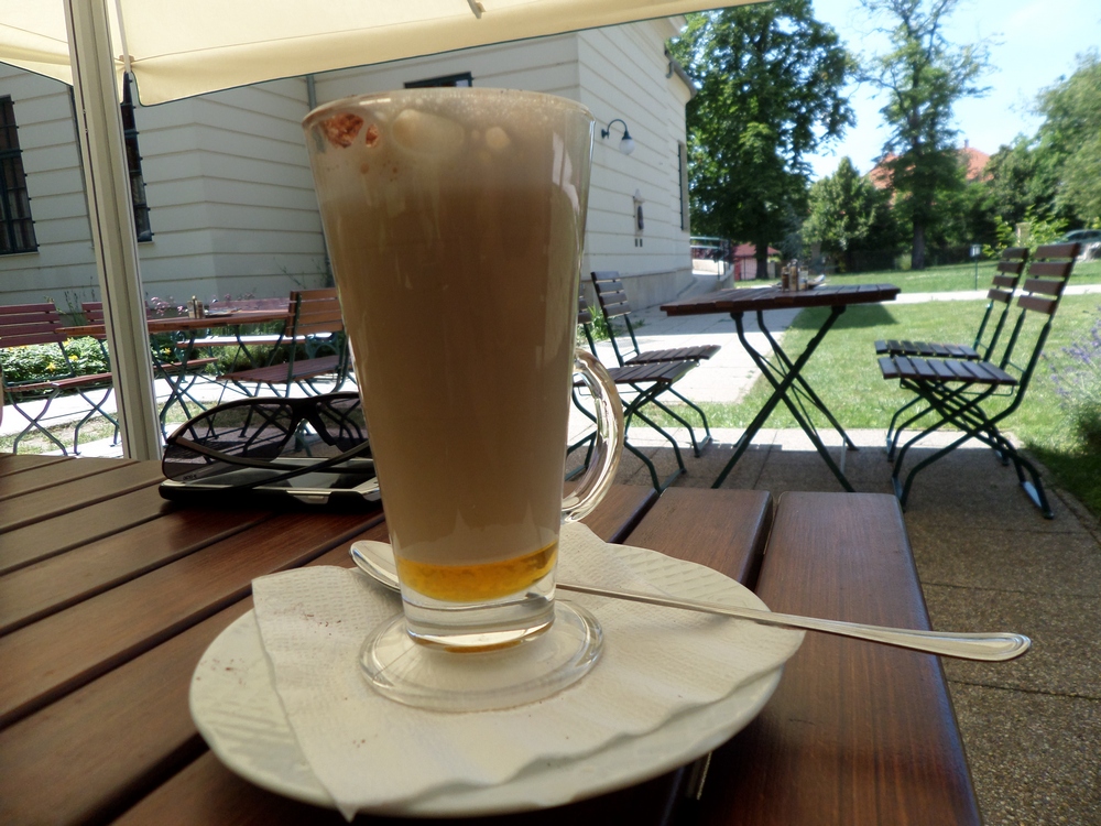 Latte Mandolino (rövid kávé, Amaretto Disaronno, tejszín, habosított tej)
