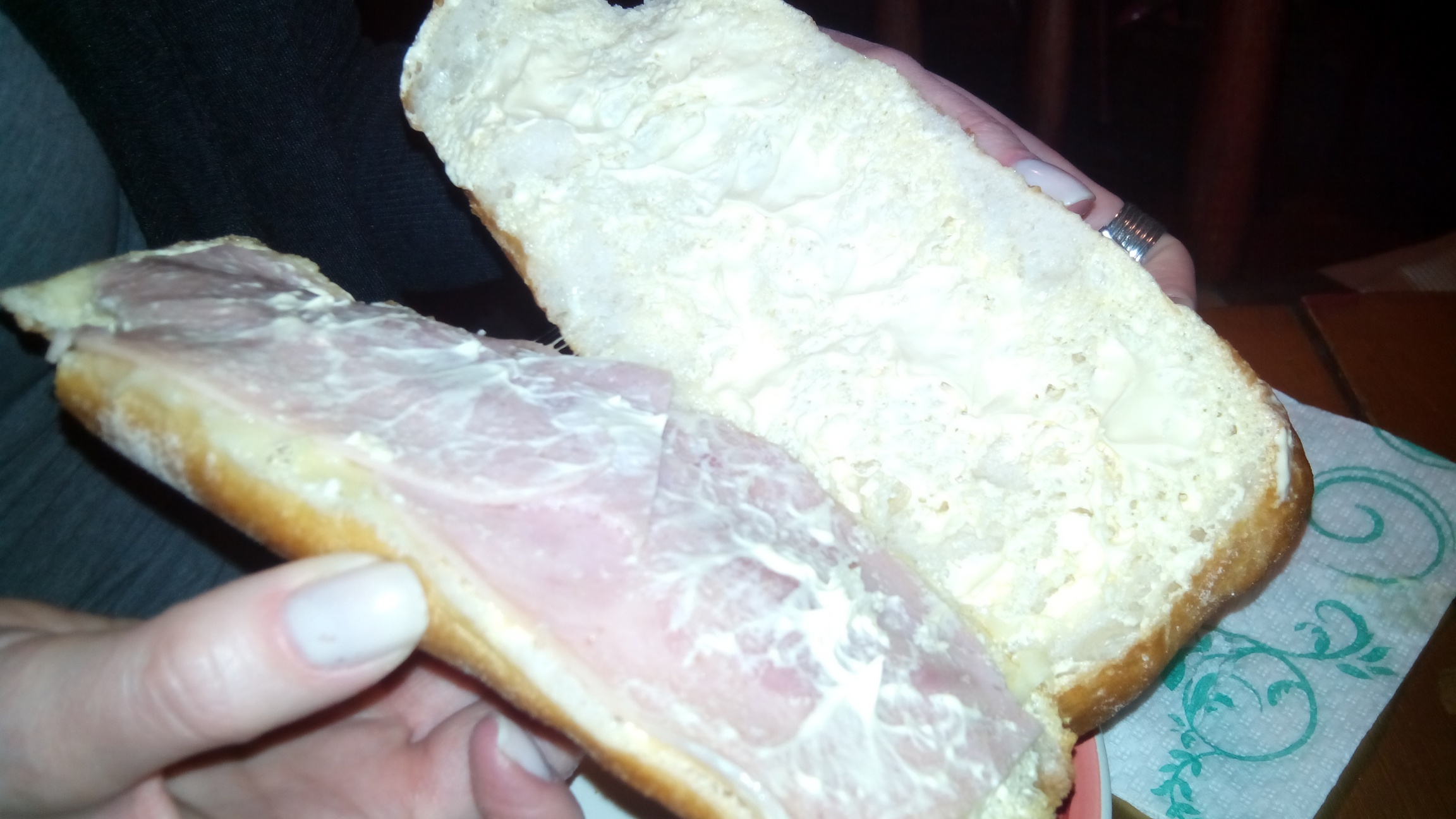 sonkás-sajtos 'meleg'szendvics egy kiló margarinnal - ami meg sem olvadt melegítés közben!