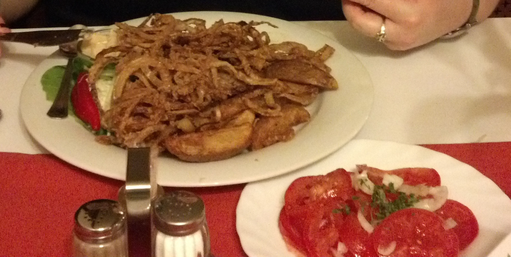 2013. november - Hagymás rostélyos, köret: steak burgonya + paradicsomsaláta (sajnos ez elég rossz minőségű kép, de a kaja annál jobb volt)