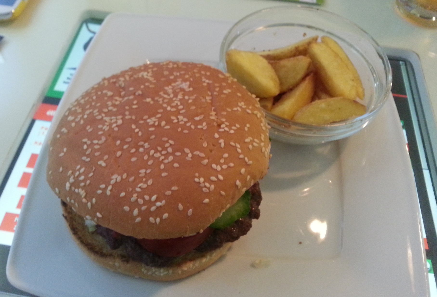 Szürkemarha jalapeno-burger + steak burgonya