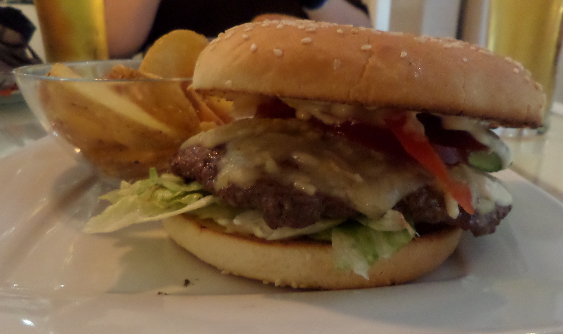 Szürkemarha sajtmix-burger + steak burgonya