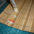 Hogyan kell elvágni a fonallal összeerősített bambusz roló alapanyagot?