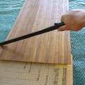 Hogyan kell elvágni a textilre ragasztott bambusz tapétát?