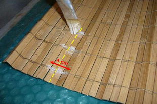 Hogyan kell elvágni a fonallal összeerősített bambusz roló alapanyagot?