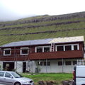 Tetőfedés kalákában Norðragøta-ban