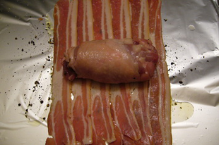 Baconba göngyölt tölött csirkecomb