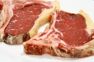 Steak, párolt spenót, vörösbormártás